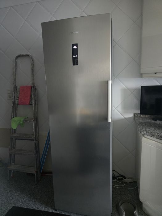 Arca Vertical HISENSE   (No Frost - 185.6 cm - 312 L - Inox)
