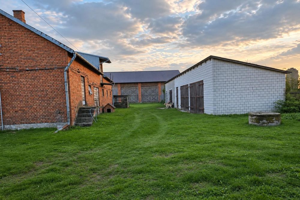 Dom z poddaszem użytkowym (gospodarstwo), dużą działką i zabudowaniami
