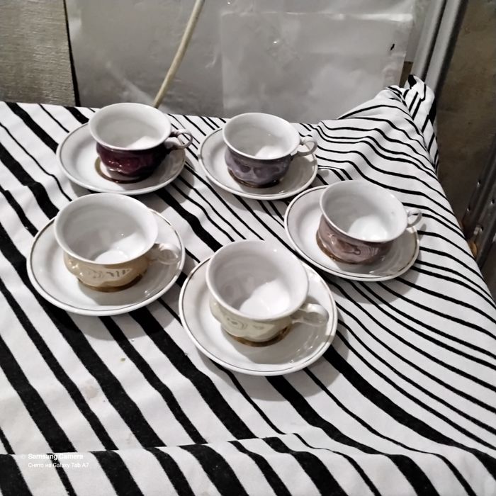 Продаются  цветные чашески а наборе маленькие