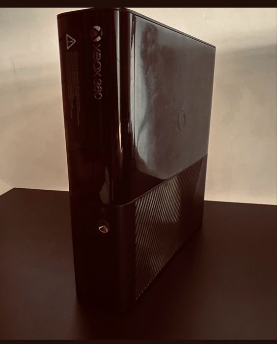 Xbox 360 stan wrecz bardzo dobry , lezal w foli teoche dziala 100%