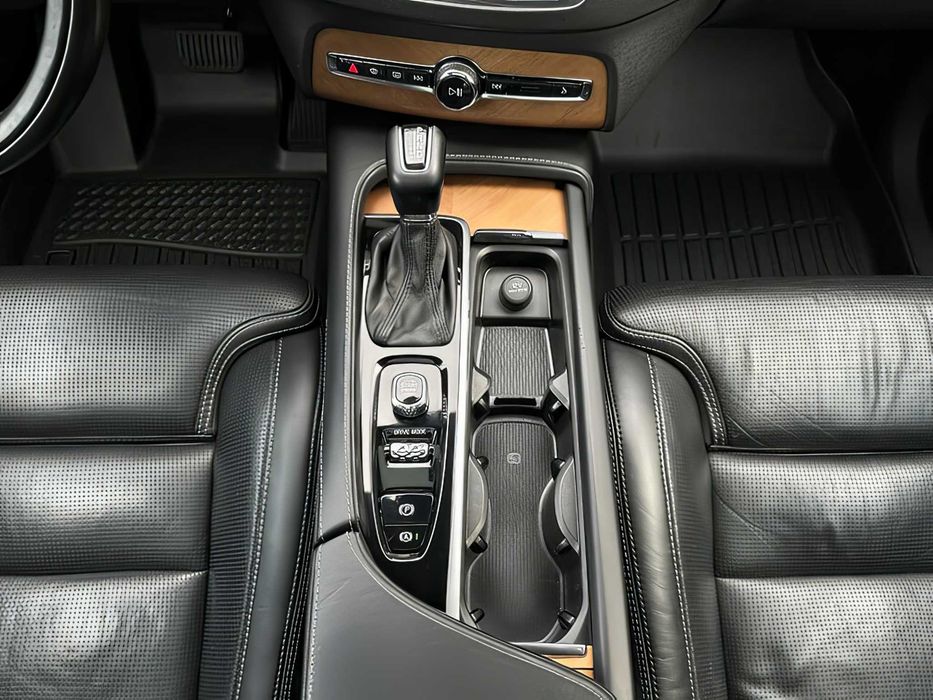 Volvo XC90      2019