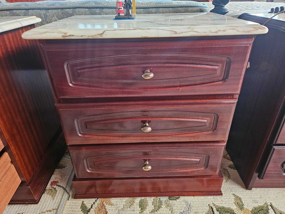 Excelentes mesas de cabeceira em madeira com tamp