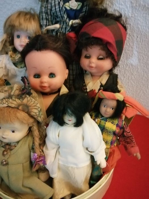 Bonecas lote de 8 bonecas loiça e outros