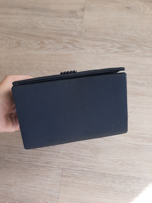 Pochete preta com brilhantes