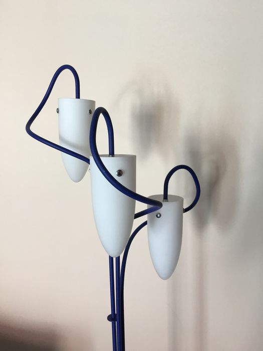 Lampa stojąca podłogowa w kolorze niebieskim z białymi kloszami