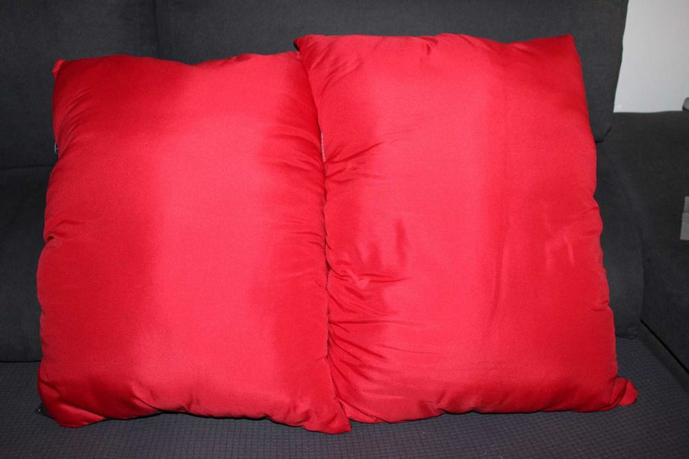 Almofadas Pretas e Vermelhas