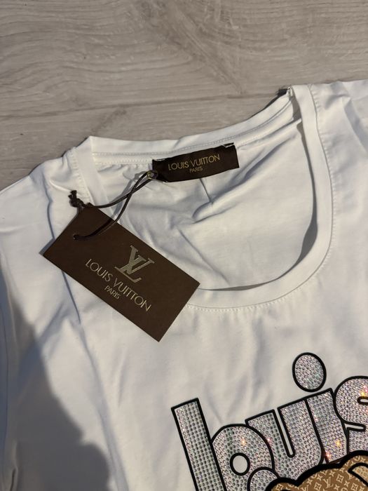 Biala bluzka z motywem Louis Vuitton M