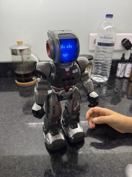 Robot eletrónico com comando