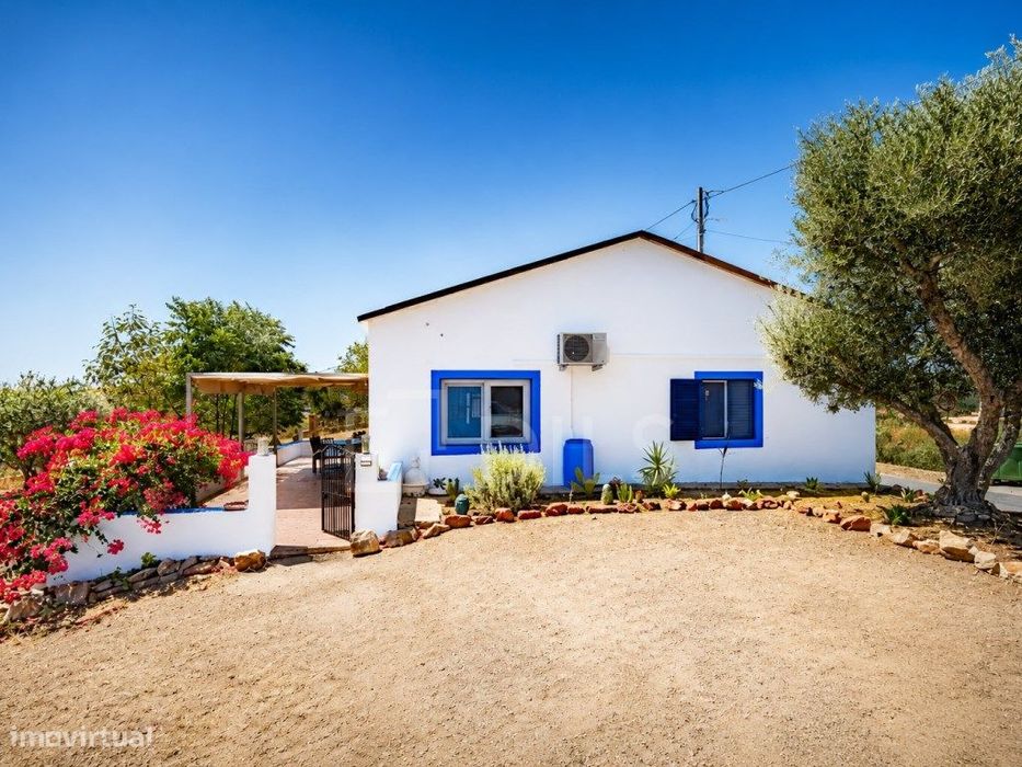 Casa de campo com 2 quartos e um grande terreno perto de Loulé
