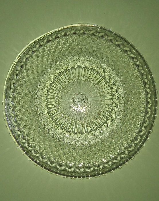 Гарне скляне блюдо для тортів, десертів та фруктів