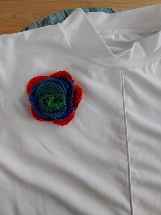 Broszka róża robiona na szydełku