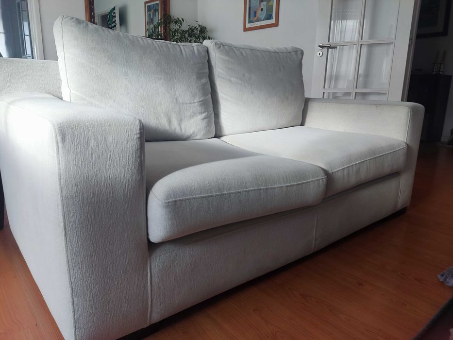 Sofá de dois lugares