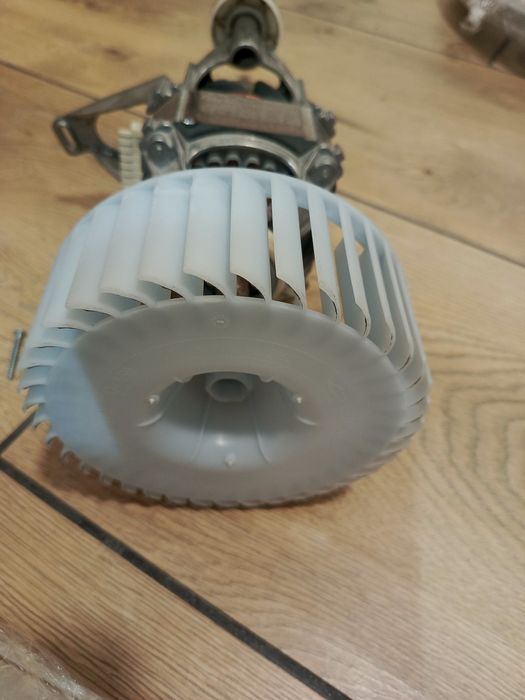 Silnik do suszarki Bosch wraz z wentylatorem