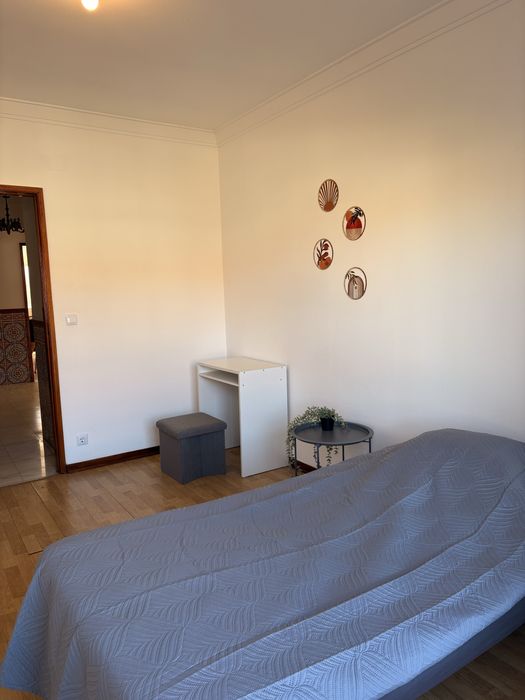 Quarto em almada com varanda