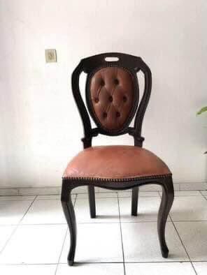 Fautaile e Cadeira, ao estilo romântico, em mogno, estofado a pele