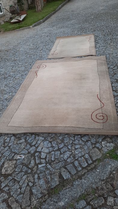 Tapetes e carpetes usados em estado razoável