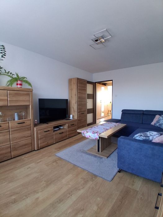 Sprzedam   dwupokojowe mieszkanie   po generalnym  remoncie .