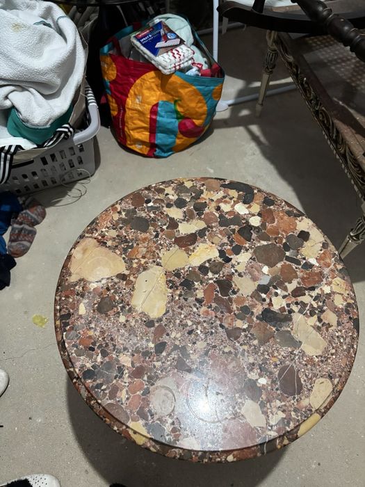 Mesa circular com pedra marmore