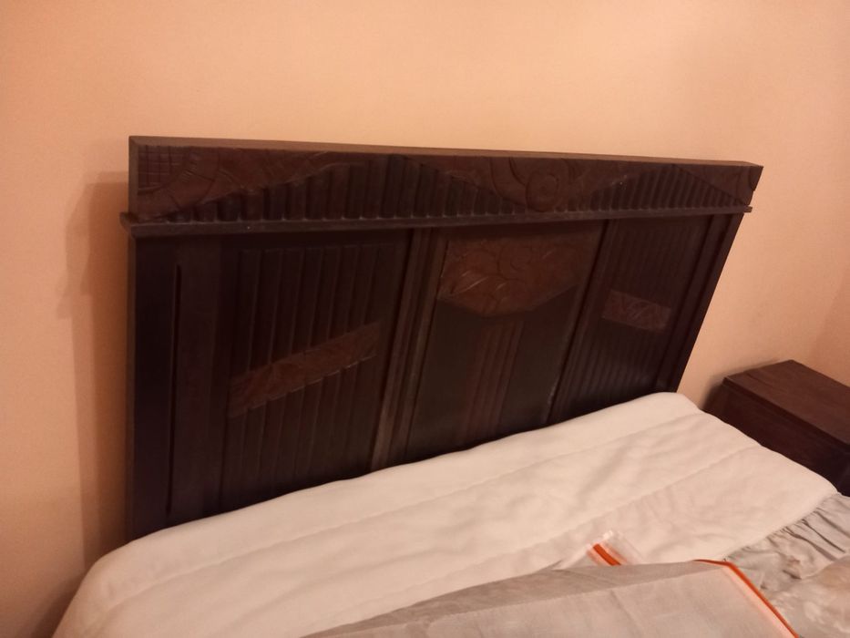 Cama de casal em madeira