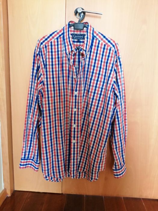 Camisa com quadrados azul e vermelho