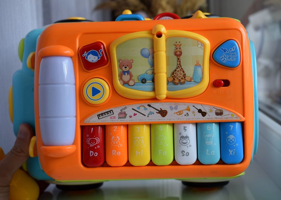 Машинка-каталка музична