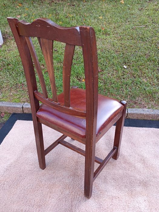 Conjunto de sete cadeiras vem madeira maciça, estrutura rígida, com es