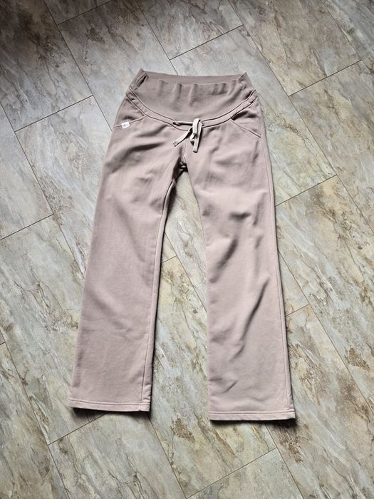 Dresowe spodnie ciążowe Latte Mama kawowe M