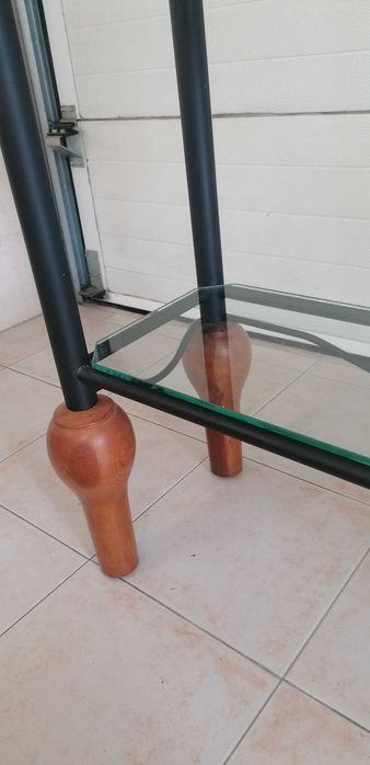 Estante com prateleiras de vidro