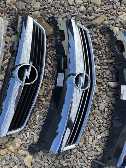 Решітка радіатора Opel (Astra H) (Zafira B) рестайл