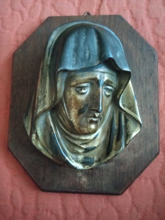 Płaskorzeźba Matka Boska mosiądz na drewnie