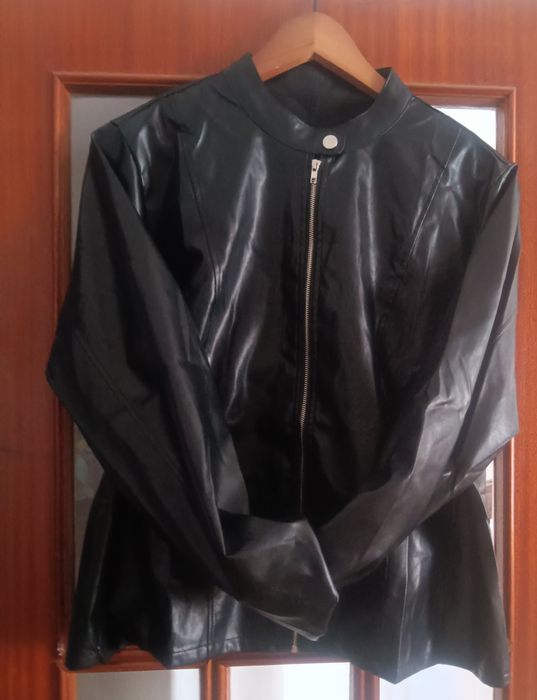 Blusão em ecopele cardado novo, veste XL, com portes fica  11.50€