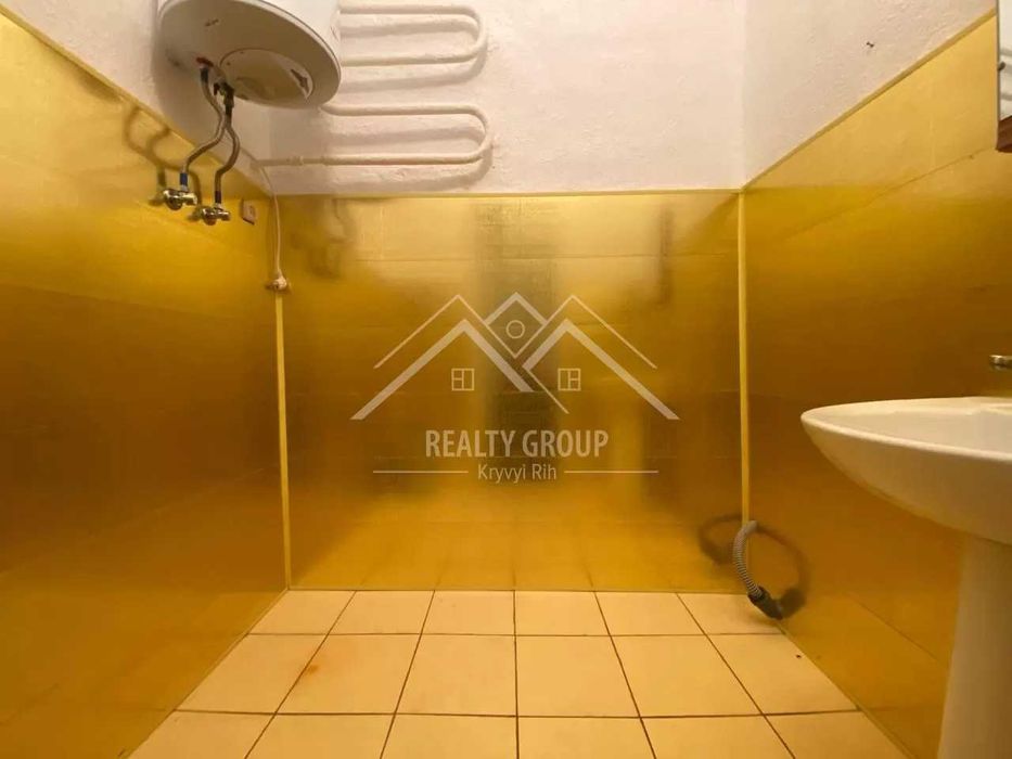 Продається  3к. кв . курчатова 3 (сталінка) з окремими кімнатами!