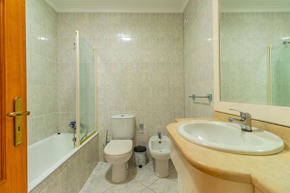 Quarto partilhado com suite wc privado para arrendar