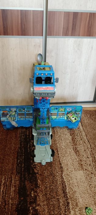Gruchot Ben 10 z figurami i zegarkiem na rękę