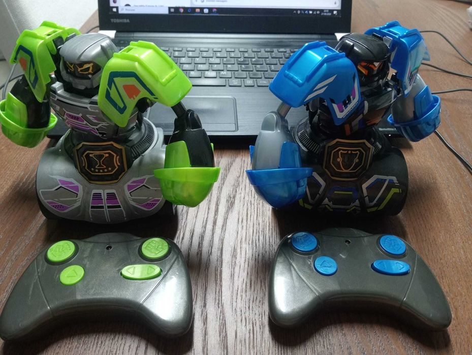 Pack 2 Robôs RC Robot Kombat Tornado Silverlit