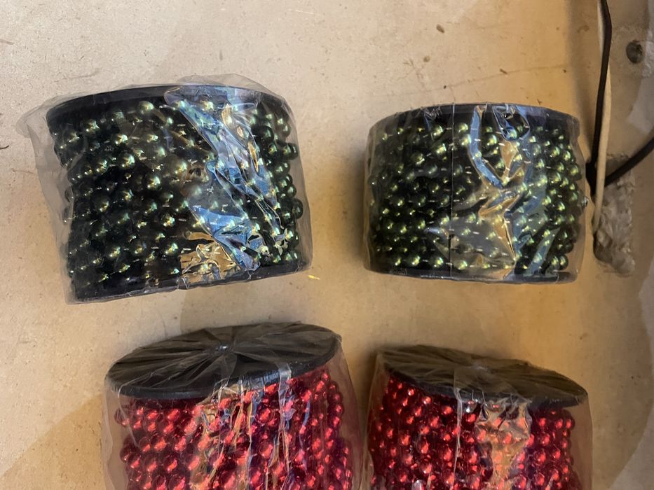 Bobines de fio de enfeitar novos