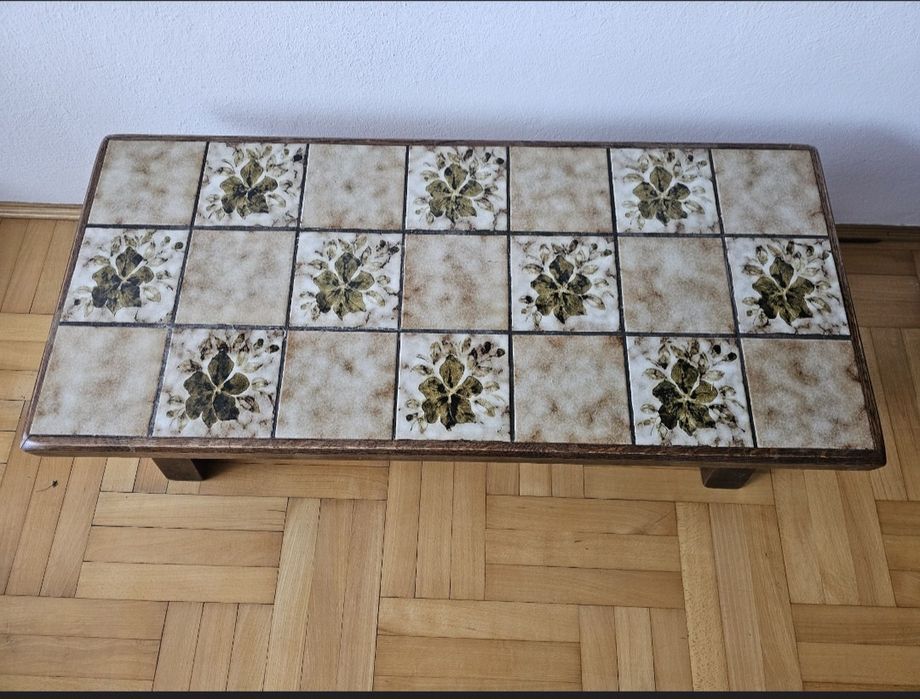 Drewniany stół z płytkami