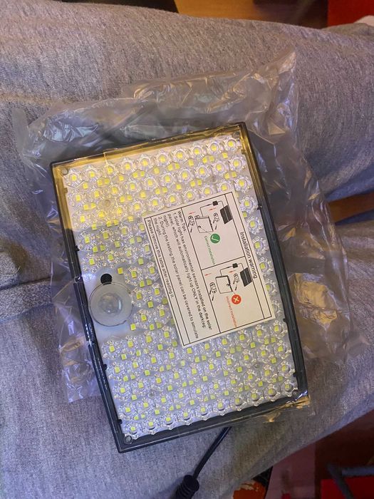 Outdoor Solar Light with Remote Control / Motion Sensor434369459546368002