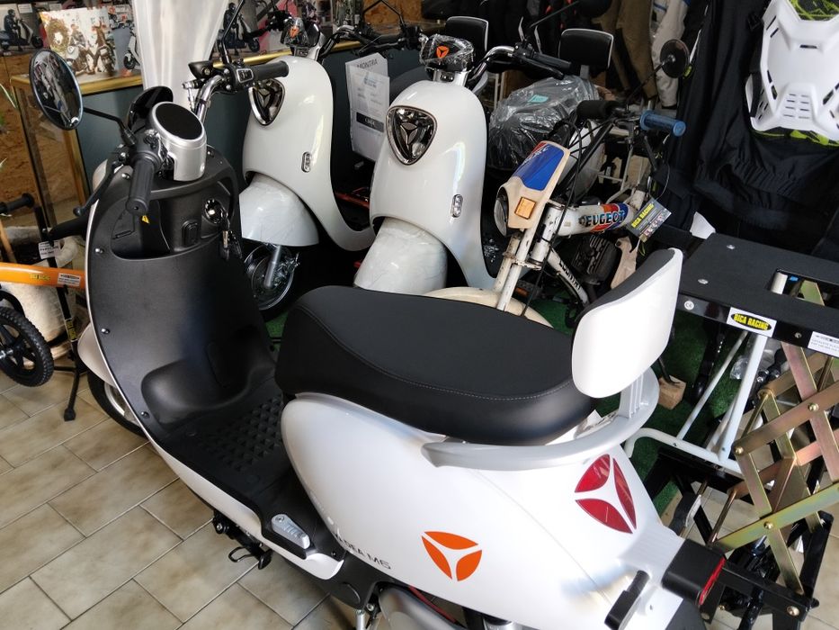 Scooter electrica Yadea M6 NOVAS + 2 capacetes