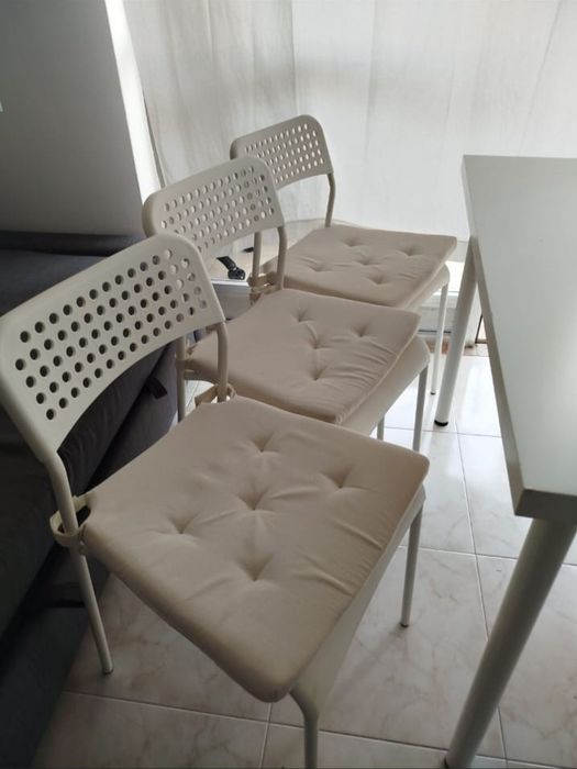 Mesa com 4 cadeiras e almofadas