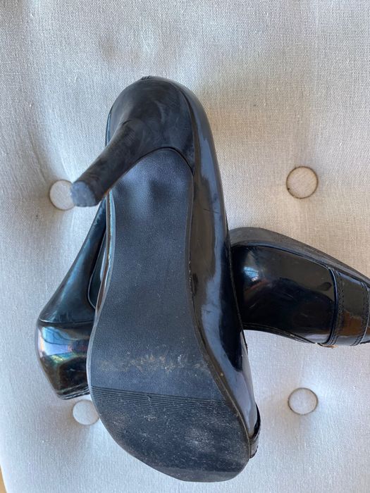 Sapatos peep toe pretos verniz