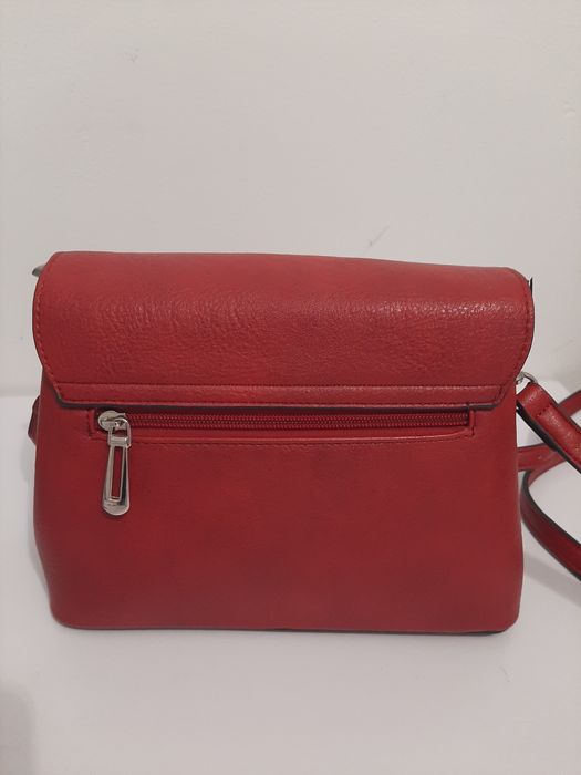 czerwona torebka na ramię