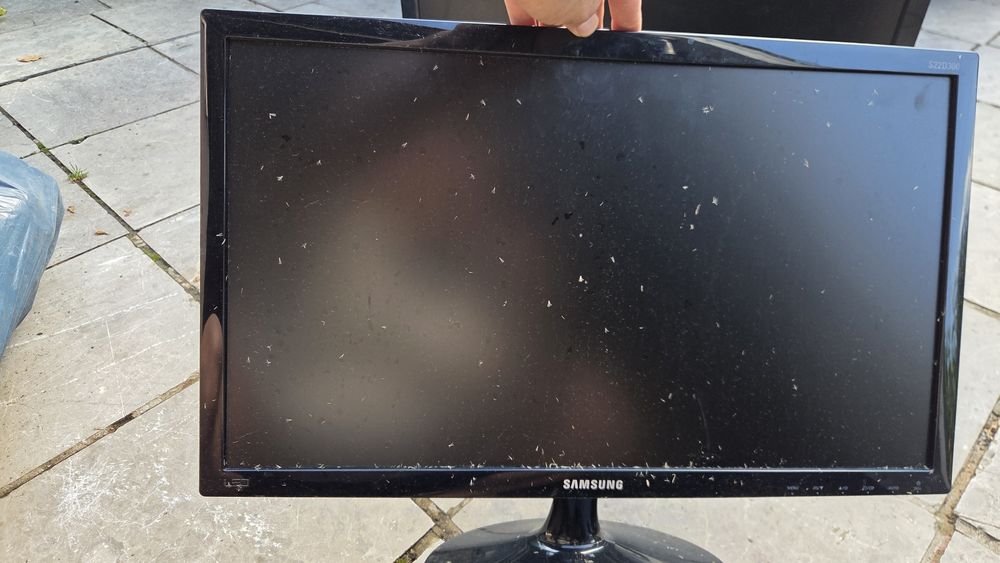Monitory LCD 22 cale