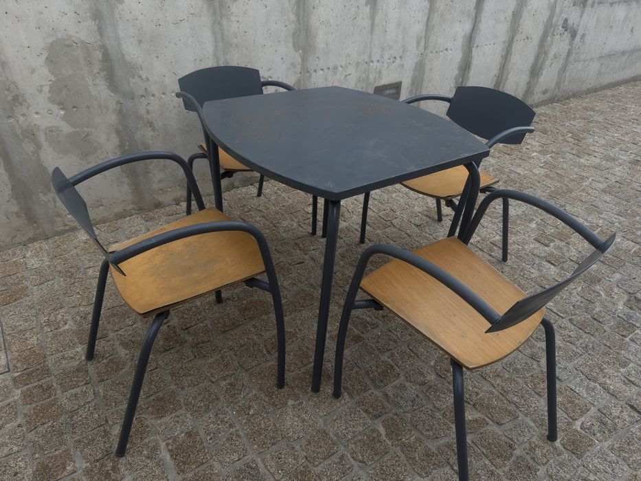 Mesa com 4 cadeiras