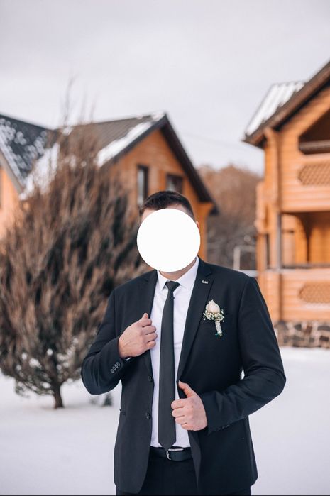 Класичний чорний костюм