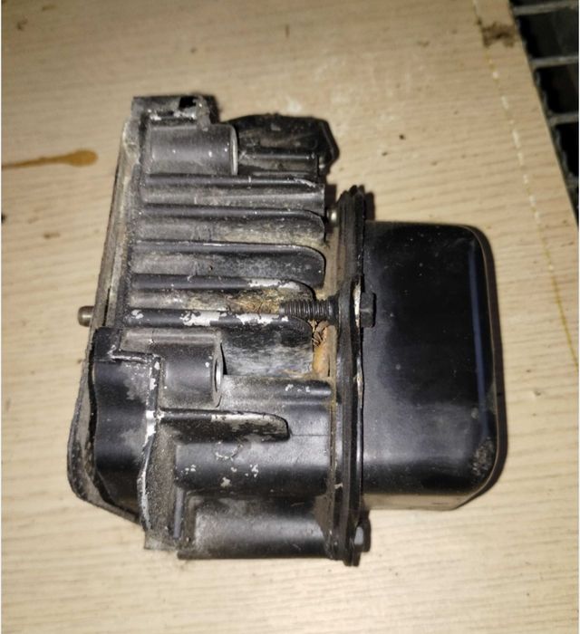 Głowica do silnika Briggs Intek Edge 825 875. 

Używana, sprawna.