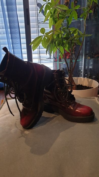 Botas cor de vinho em bom estado