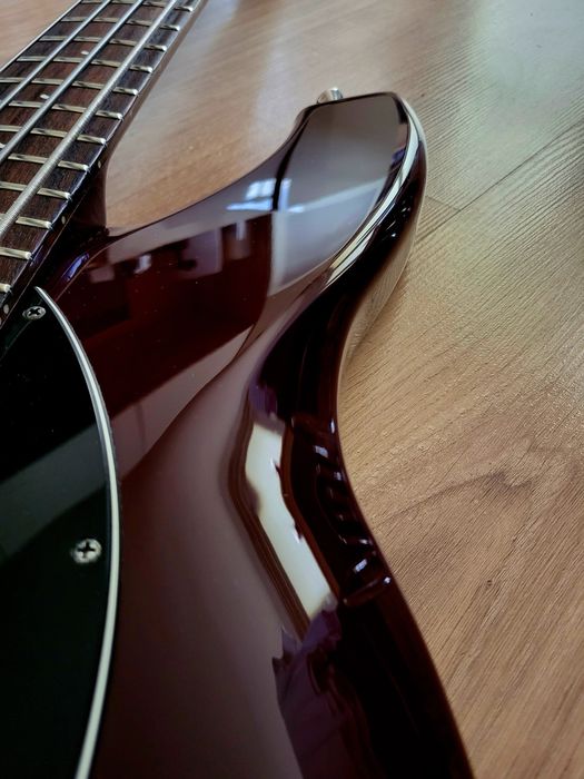 Leworęczna gitara basowa Music man bongo 4HH