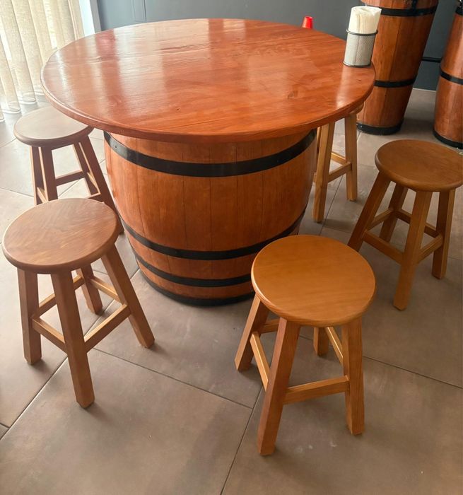 Mesa em Pipo com 6 bancos