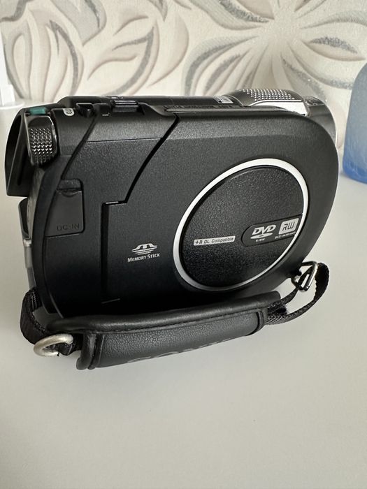 Продам DVD гибридную камеру Sony D-810E